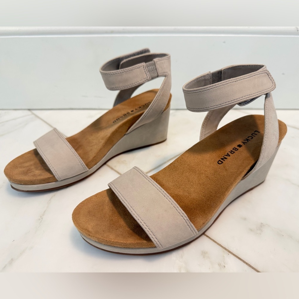 Lucky Brand Konoa Women’s 6.5 Light khaki stone leather ankle strap wedge sandal